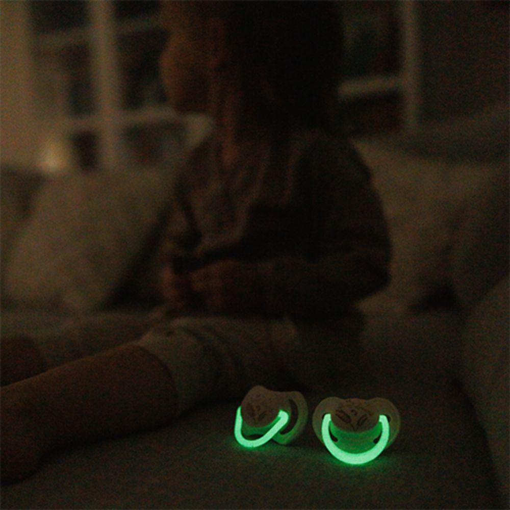 BabyOno Ortodontska simetrična duda GLOW 18 mj+, 2 kom