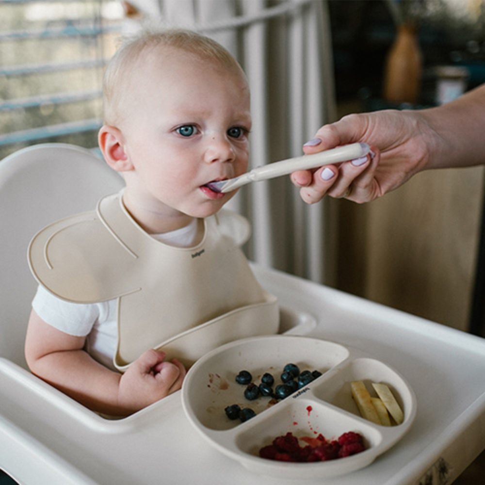 BabyOno Silikonski okrugli tanjur s odjeljcima i vakuumom 6 m+ - Bež