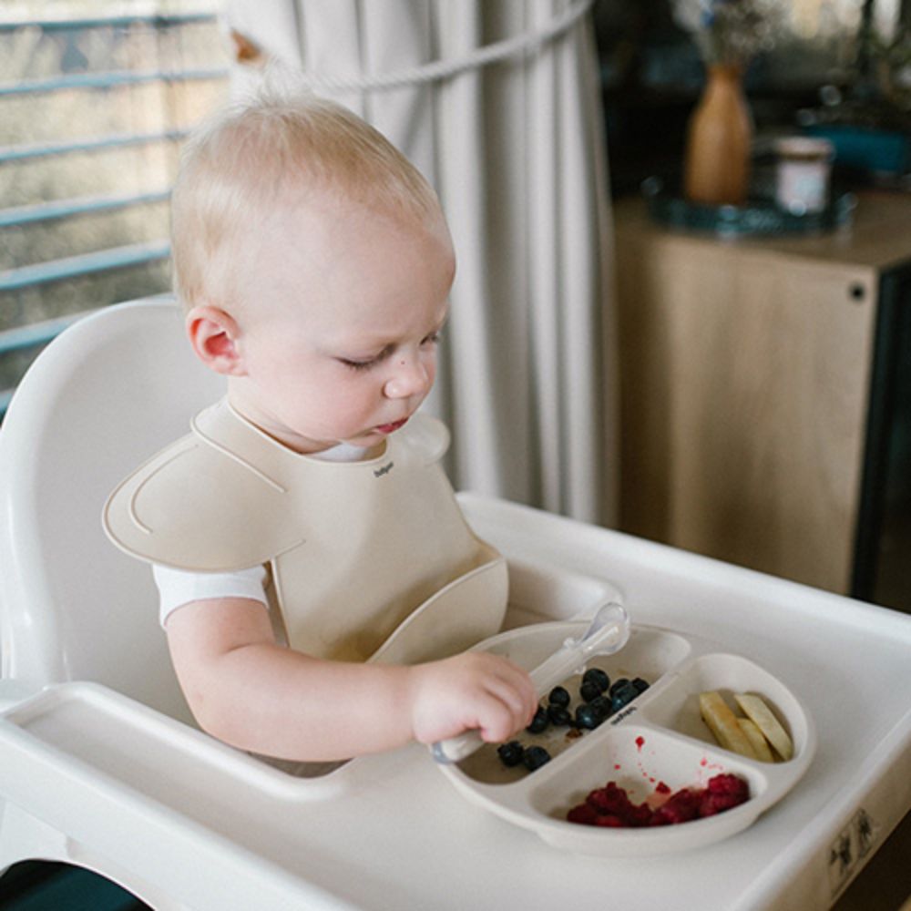 BabyOno Silikonski okrugli tanjur s odjeljcima i vakuumom 6 m+ - Bež