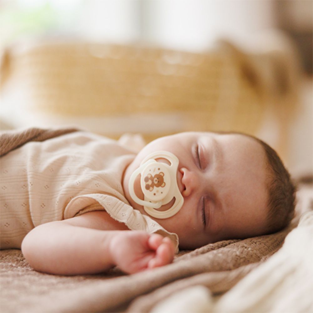 BabyOno Ortodontska simetrična duda GLOW 0-6 mj, 2 kom