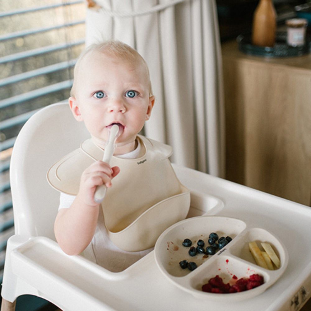BabyOno Silikonski okrugli tanjur s odjeljcima i vakuumom 6 m+ - Bež