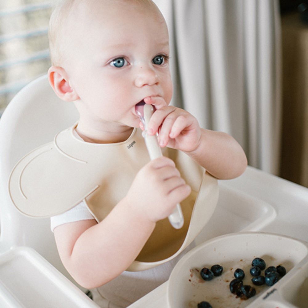 BabyOno Silikonski okrugli tanjur s odjeljcima i vakuumom 6 m+ - Bež