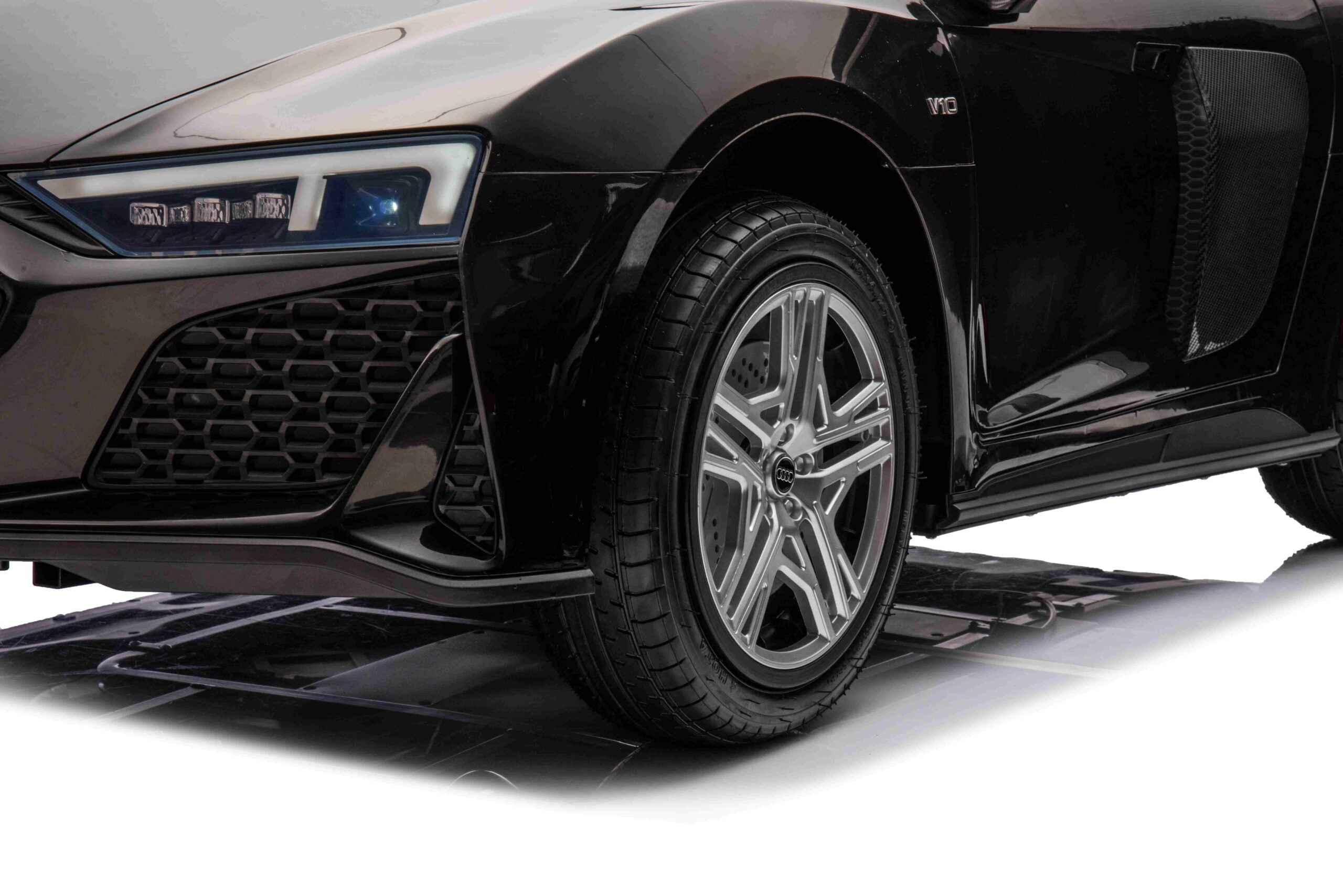 Licencirani auto na akumulator Audi R8 Spyder LIFT - dvosjed - crni