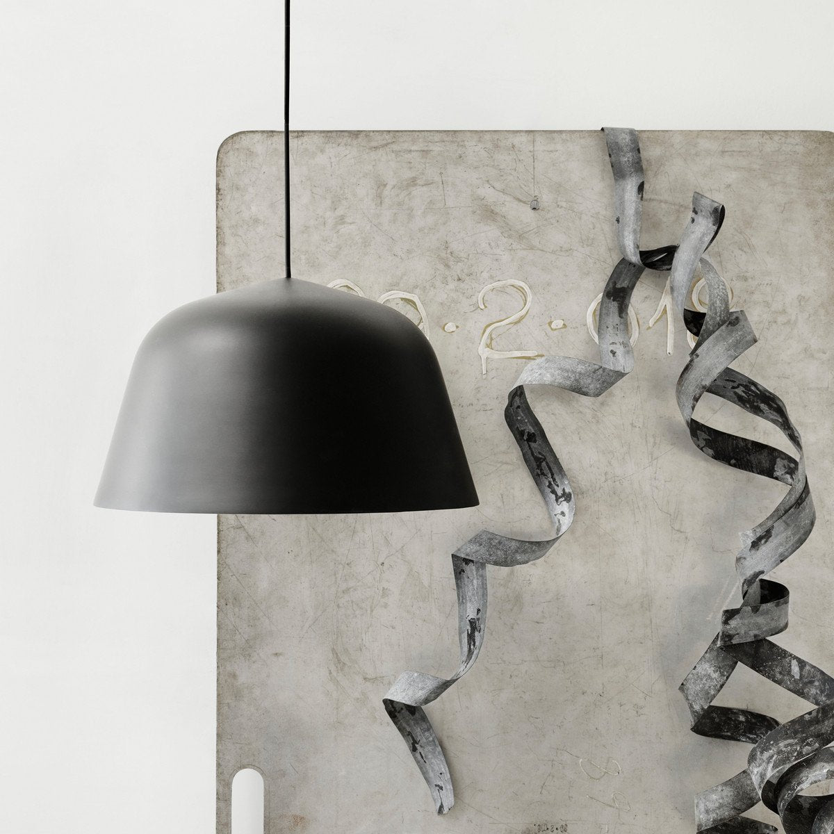 6848f24326e70829cfc6ee88_muuto-ambit-pendelleuchte-schwarz-situation_1773504599008.jpg