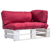 Vrtna sofa od paleta od borovine s crvenim jastucima