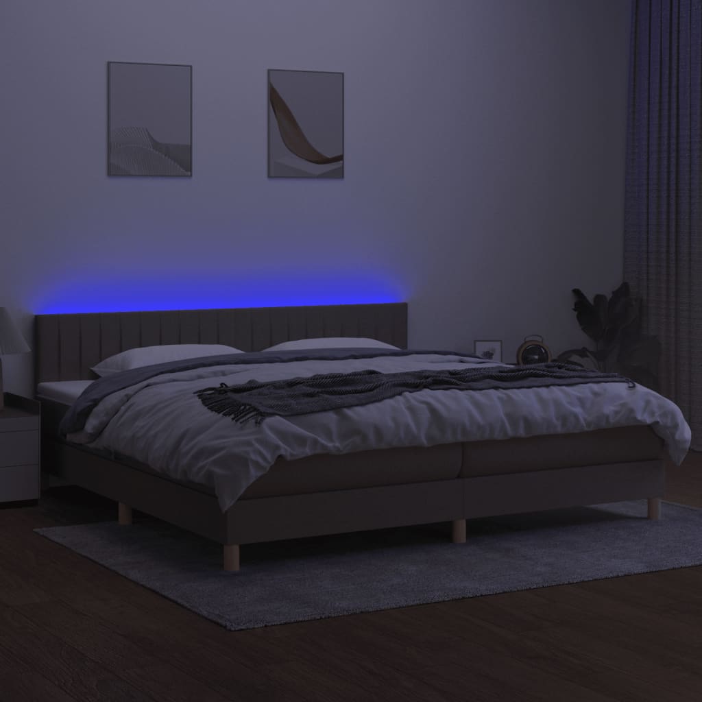 Krevet box spring s madracem LED smeđesivi 200x200 cm tkanina
