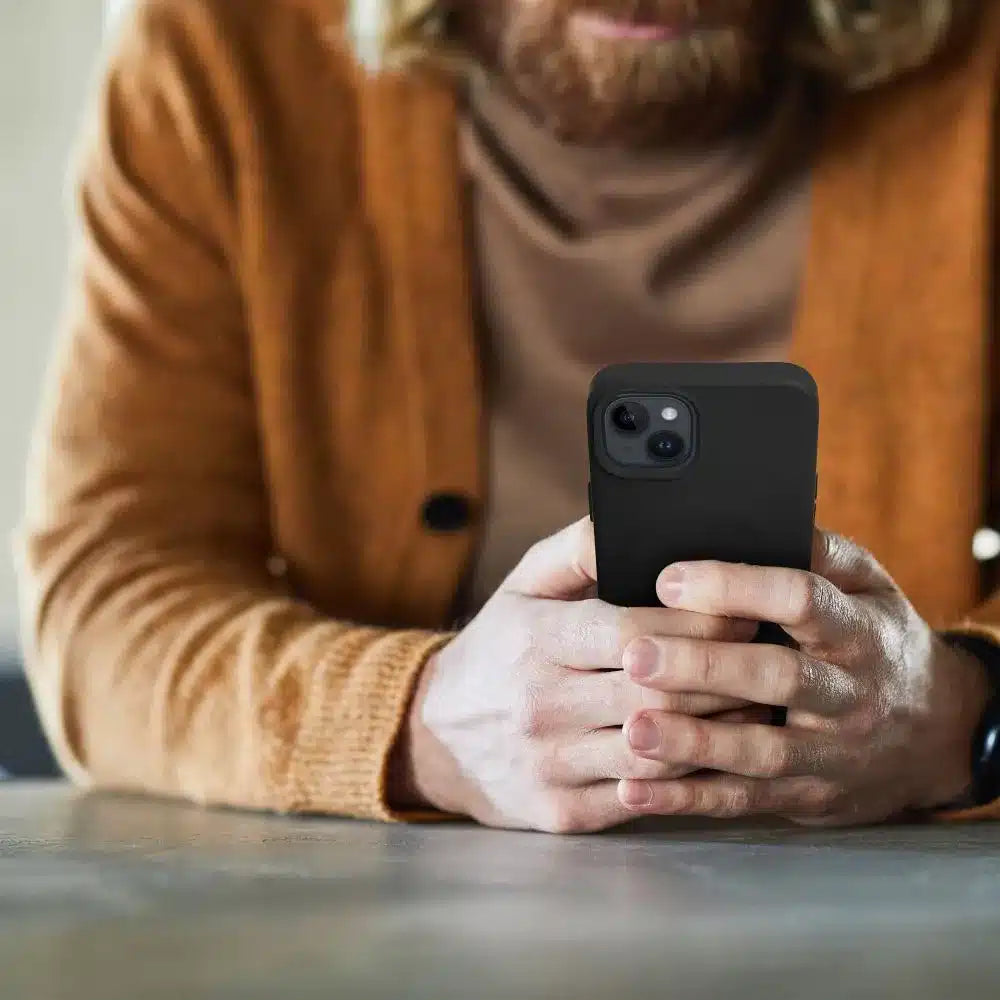Roar kožna Mag Case maska kompatibilna s MagSafeom – za iPhone 14 Plus crna