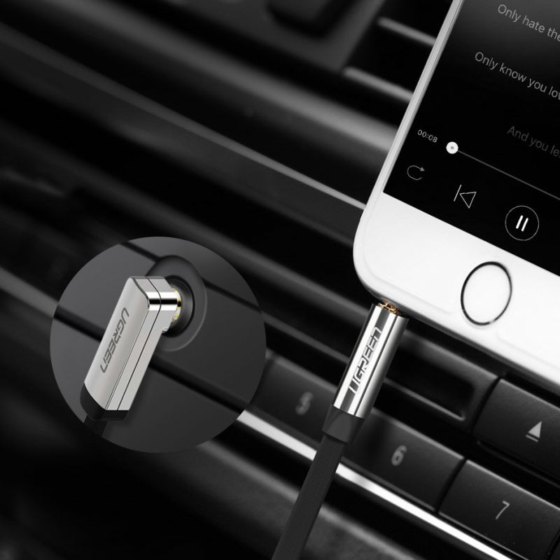 UGREEN 3.5 mm na 3.5 mm audio kabel kutni 50 cm crni