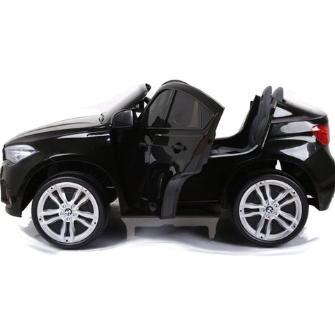 Licencirani BMW X6 M crni lakirani - dvosjed - auto na akumulator