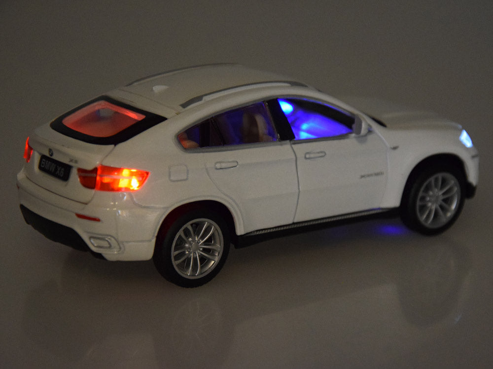 Metalni BMW X6 1:32 s efektima