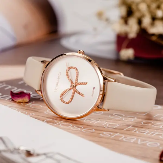 Ženski sat Victoria Hyde (379 kn)